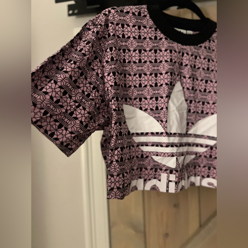 LIKE NEW Adidas Crop Logo Tee - Picture 3 of 5